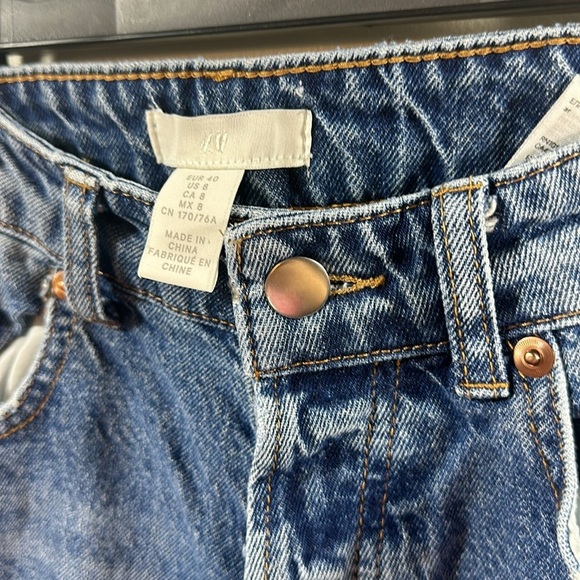 H&M Woman's Siize 8 High wasted Buttoned Jean Hole distressed Cropped  boyfriend - Picture 5 of 7